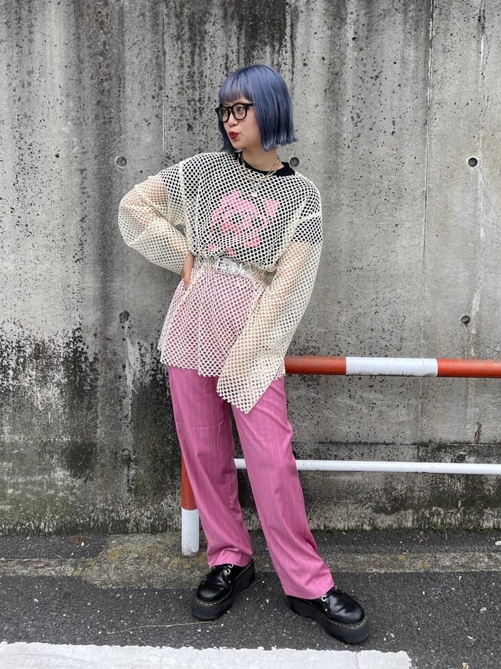 ホワイト系のTシャツ/カットソー、ブラック系のその他シューズ、ブラック系のTシャツ/カットソーを着用したレディースの春コーディネートの3枚目の写真