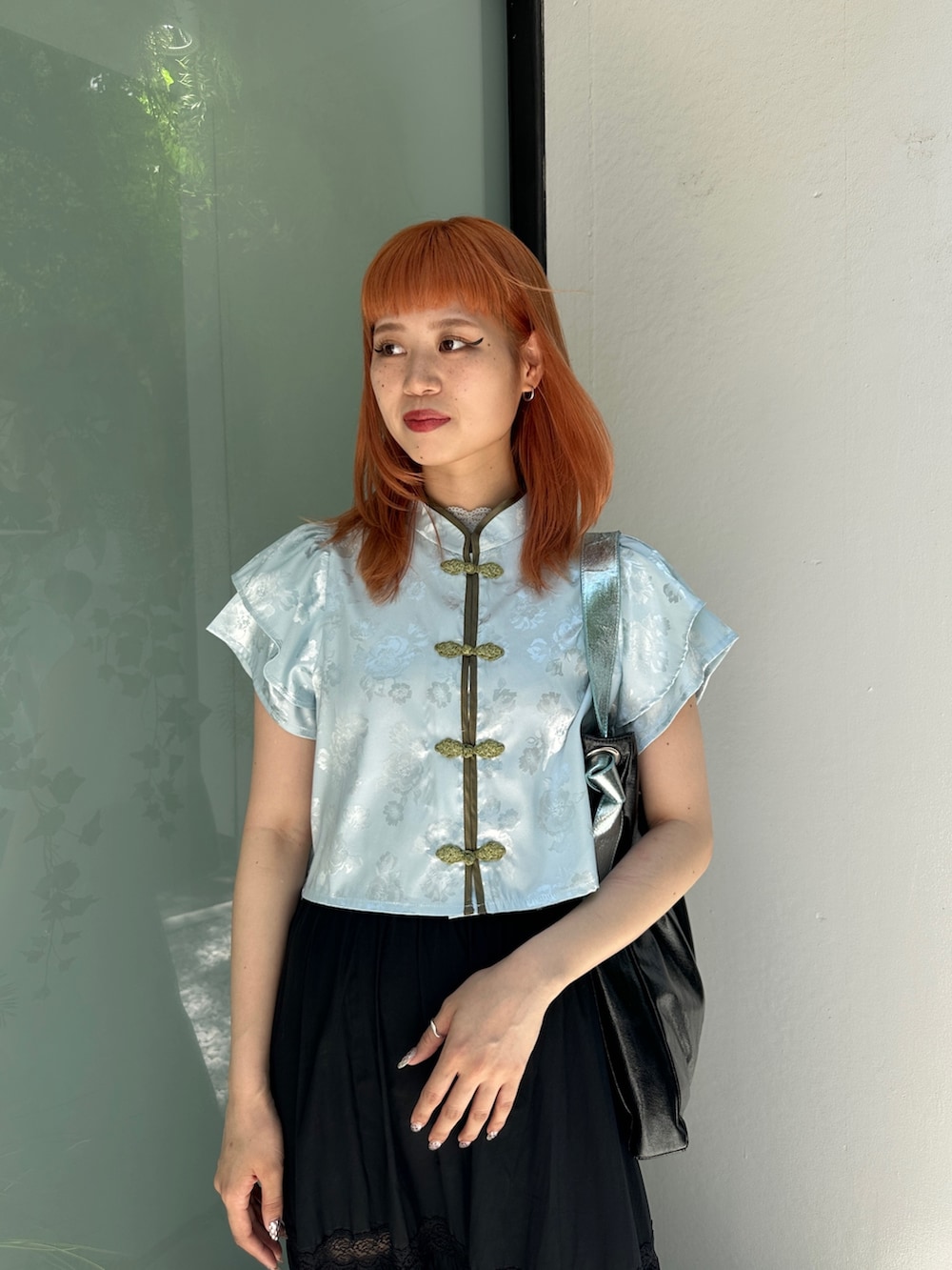 ブルー系のシャツ/ブラウス、ブルー系のTシャツ/カットソー、ブラック系のトートバッグを着用したレディースの夏コーディネートの4枚目の写真