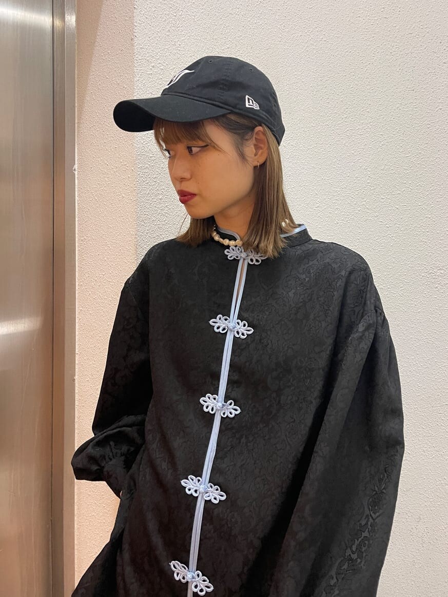 ブラック系のシャツ/ブラウス、ブルー系のデニムパンツ、ブラック系のキャップを着用したレディースの冬コーディネートの6枚目の写真