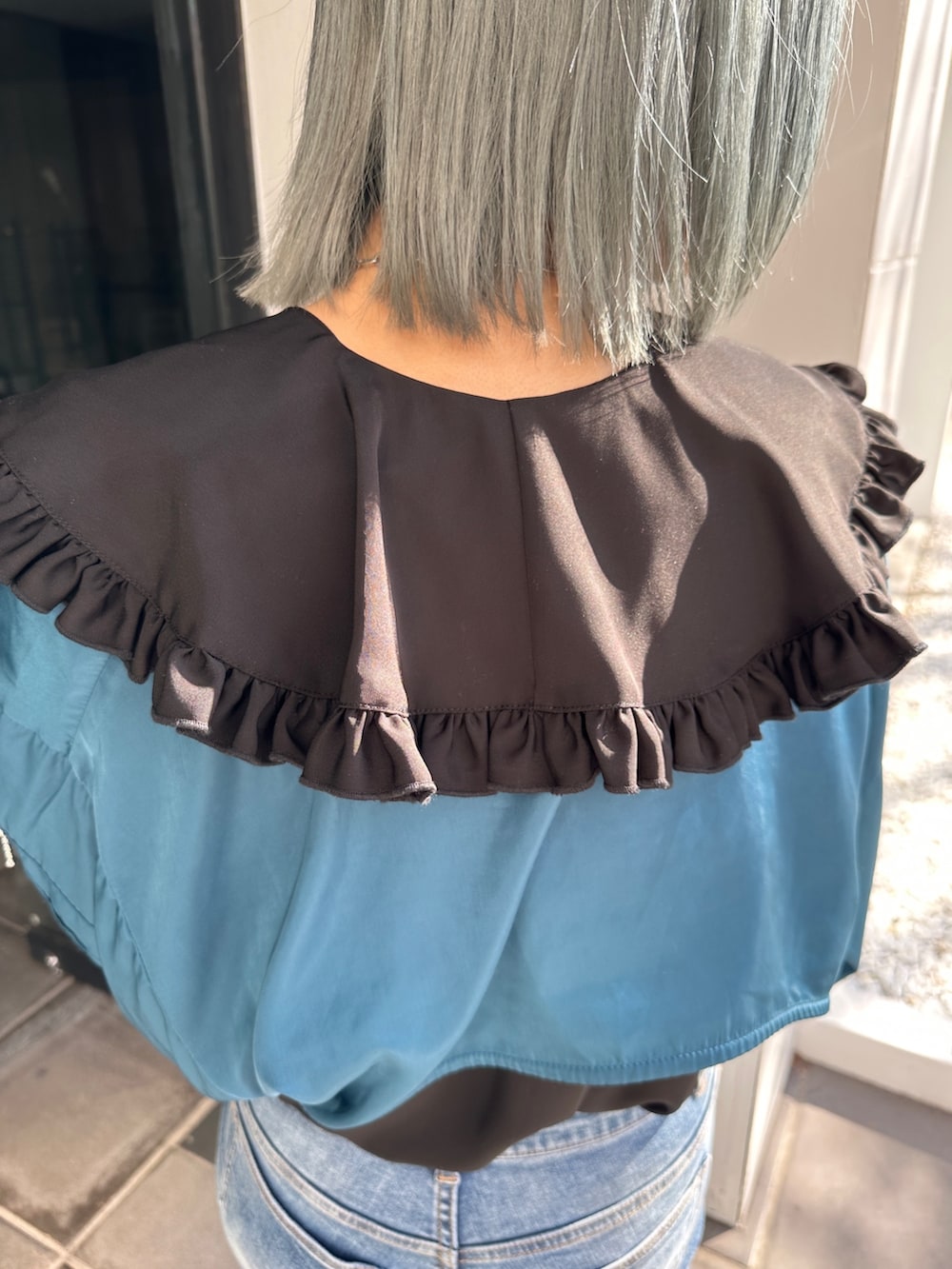 ブラック系のシャツ/ブラウス、ブルー系のMA-1、ブルー系のデニムパンツを着用したレディースの冬コーディネートの9枚目の写真