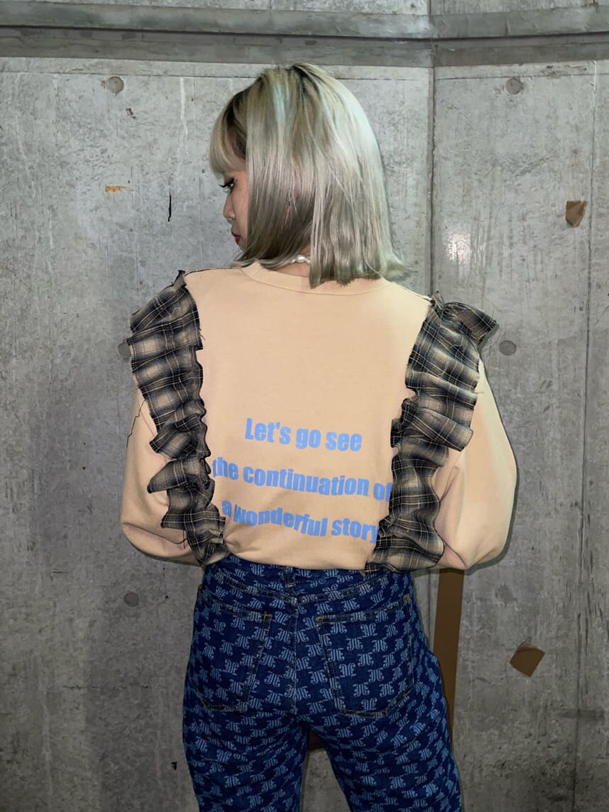 ブラウン系のショルダーバッグ、ベージュ系のTシャツ/カットソー、ブルー系のデニムパンツを着用したレディースの秋コーディネートの5枚目の写真