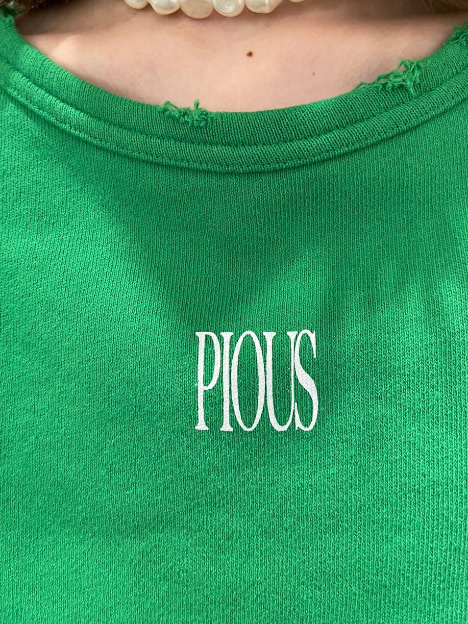 ブラウン系のスカート、グリーン系のTシャツ/カットソーを着用したレディースの冬コーディネートの7枚目の写真