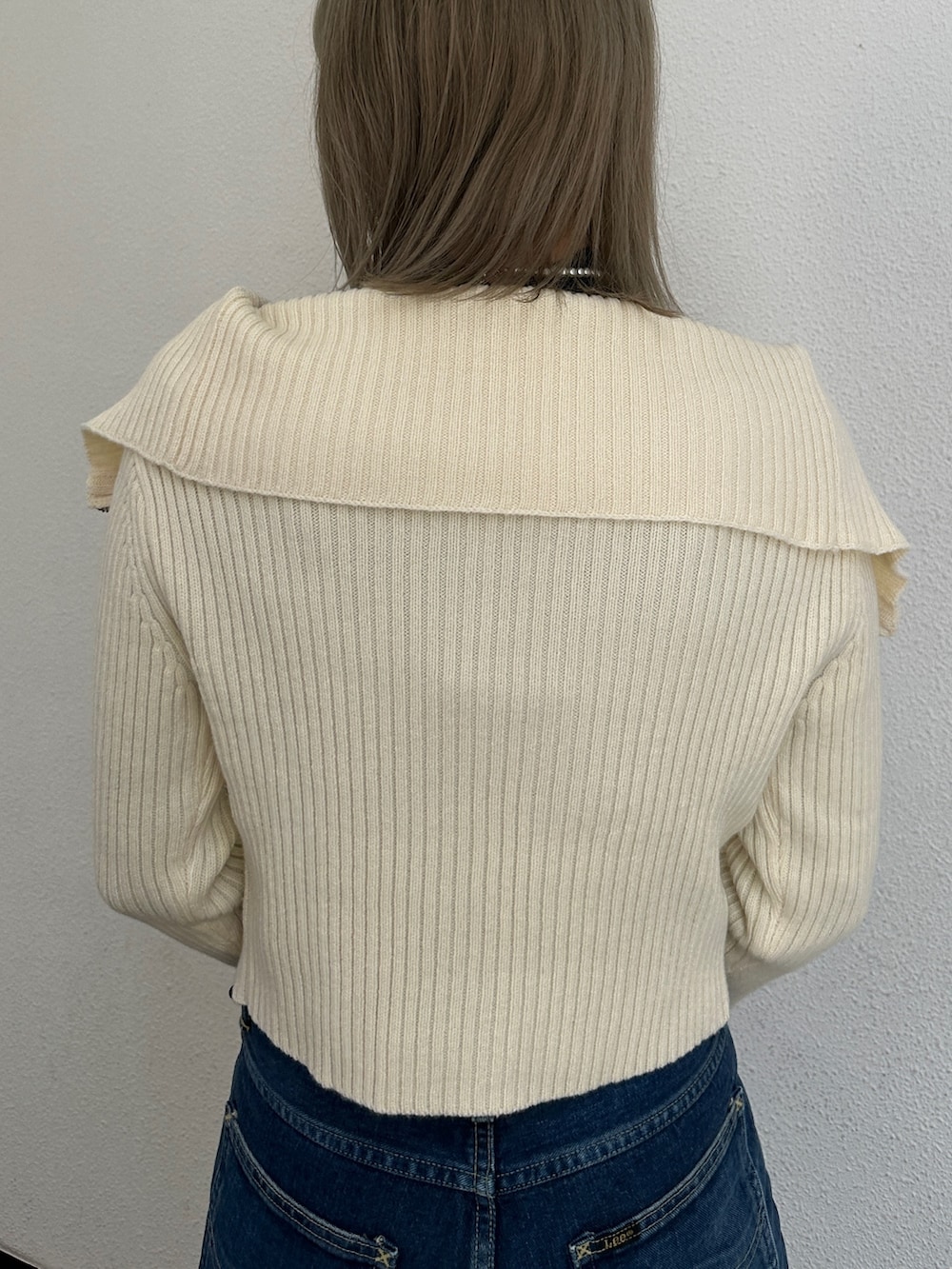 ブルー系のデニムパンツ、ホワイト系のカーディガン/ボレロ、ブラック系のTシャツ/カットソーを着用したレディースの冬コーディネートの8枚目の写真