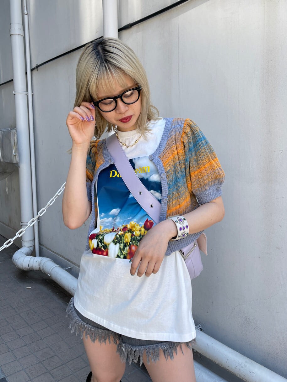 ブラック系のブーツ、ブラック系のデニムパンツ、ホワイト系のTシャツ/カットソーを着用したレディースの春コーディネートの4枚目の写真