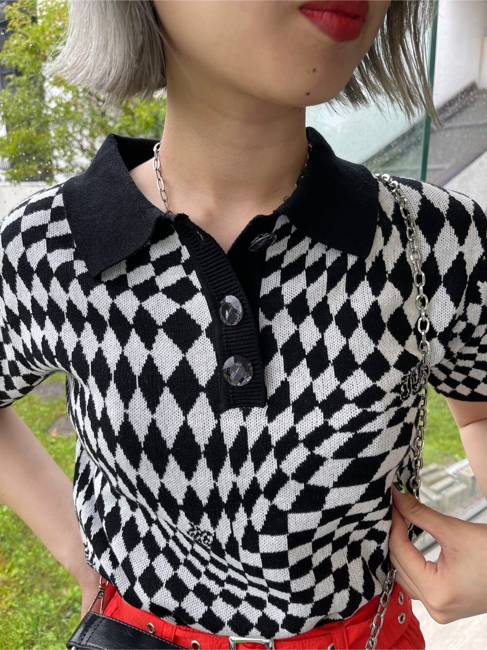 ブラック系のブーツ、ブラック系のニット/セーター、ブラック系のハンドバッグを着用したレディースの春コーディネートの6枚目の写真