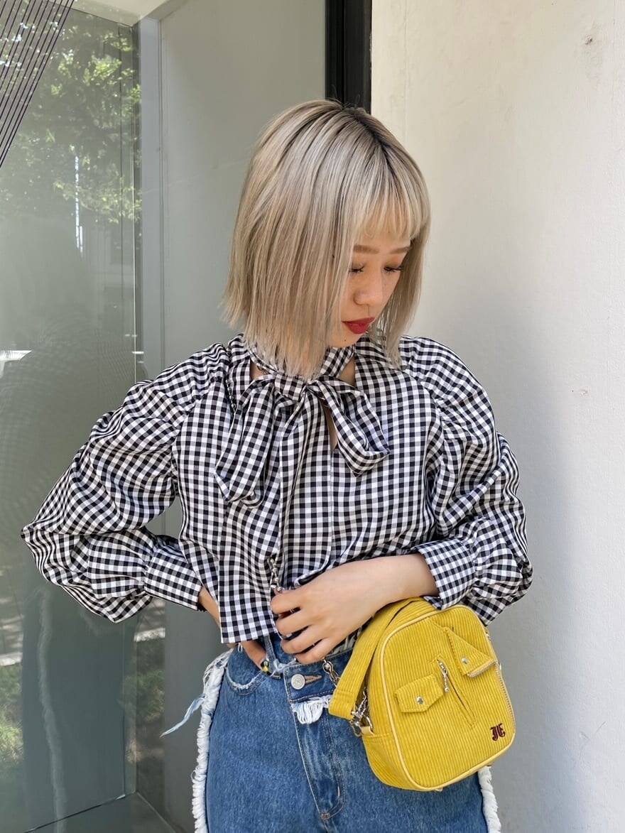 ブラック系のその他シューズ、その他のシャツ/ブラウス、ブルー系のデニムパンツを着用したレディースの夏コーディネートの4枚目の写真