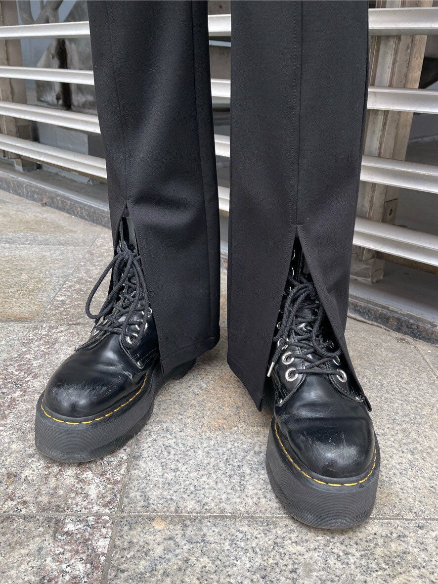 ベージュ系のシャツ/ブラウス、ブラック系のその他パンツ、イエロー系のTシャツ/カットソーを着用したレディースの春コーディネートの8枚目の写真