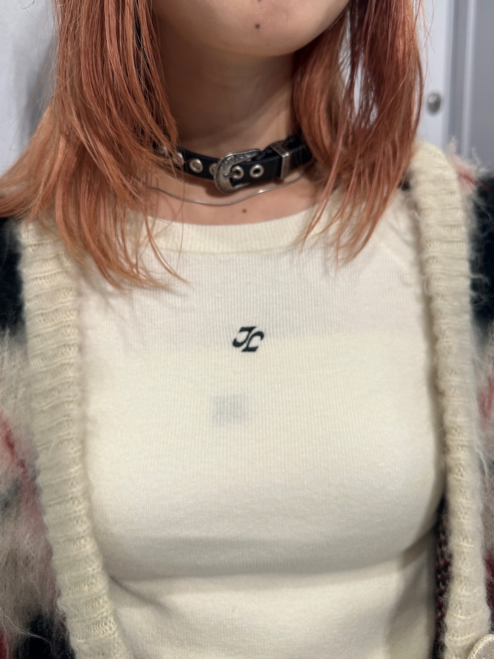 ブルー系のデニムパンツ、ホワイト系のカーディガン/ボレロ、ホワイト系のニット/セーターを着用したレディースの秋コーディネートの8枚目の写真