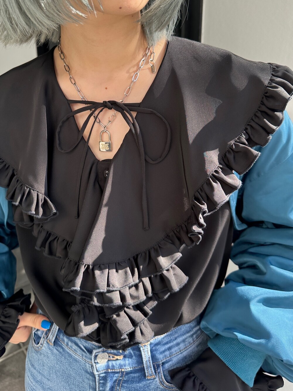 ブラック系のシャツ/ブラウス、ブルー系のMA-1、ブルー系のデニムパンツを着用したレディースの冬コーディネートの6枚目の写真