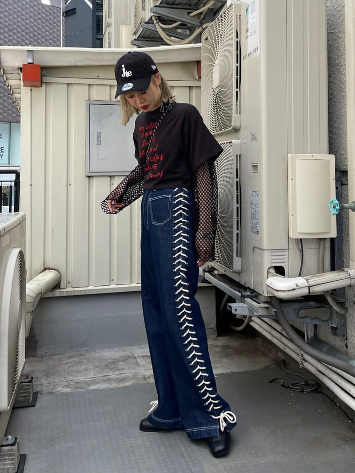 ブラック系のTシャツ/カットソー、ブルー系のデニムパンツ、ブラック系のTシャツ/カットソーを着用したレディースの春コーディネートの2枚目の写真