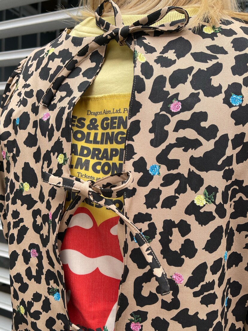 ベージュ系のシャツ/ブラウス、ブラック系のその他パンツ、イエロー系のTシャツ/カットソーを着用したレディースの春コーディネートの7枚目の写真