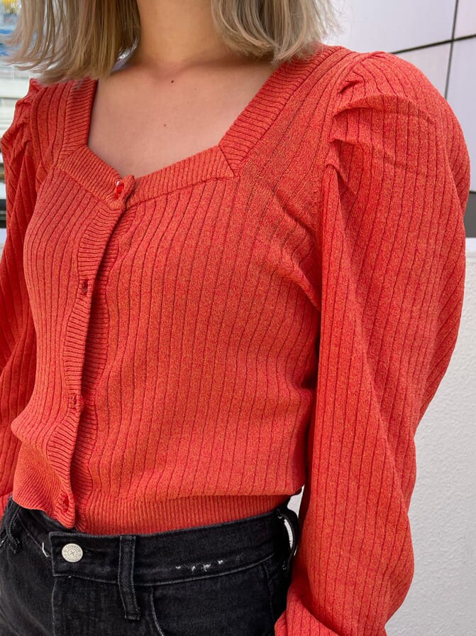 ブラック系のブーツ、ブラック系のデニムパンツ、オレンジ系のカーディガン/ボレロを着用したレディースの夏コーディネートの5枚目の写真