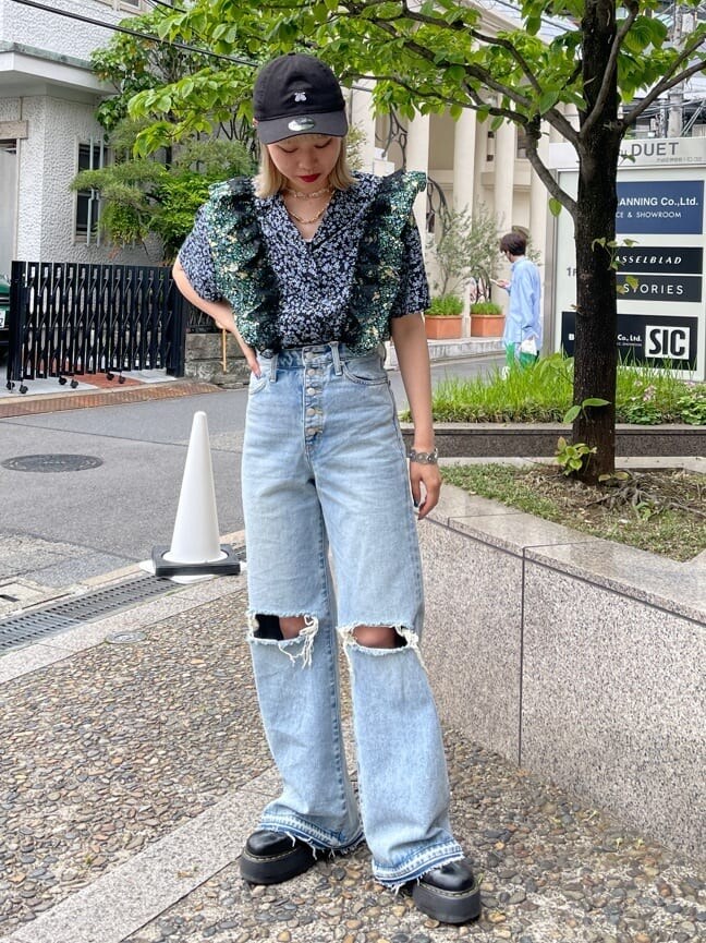 ブルー系のデニムパンツ、ブラック系のその他シューズ、その他のシャツ/ブラウスを着用したレディースの春コーディネートの2枚目の写真