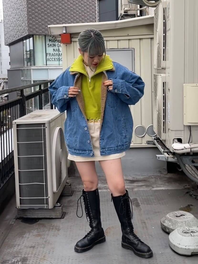 ブラック系のブーツ、ブルー系のデニムパンツ、ブルー系のその他アウターを着用したレディースの秋コーディネートの4枚目の写真