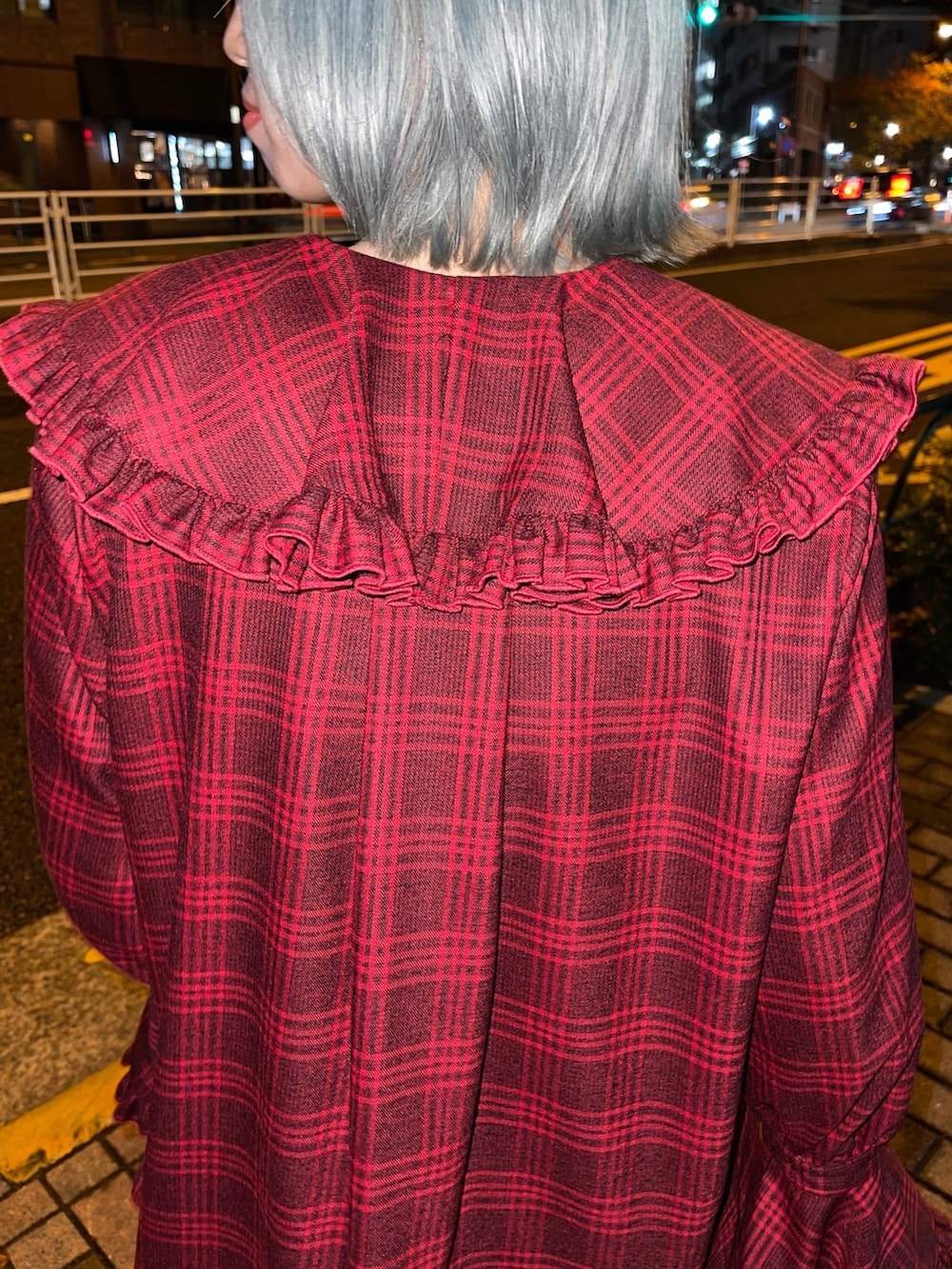 レッド系のシャツ/ブラウス、ブラック系のTシャツ/カットソー、ブルー系のデニムパンツを着用したレディースの秋コーディネートの9枚目の写真