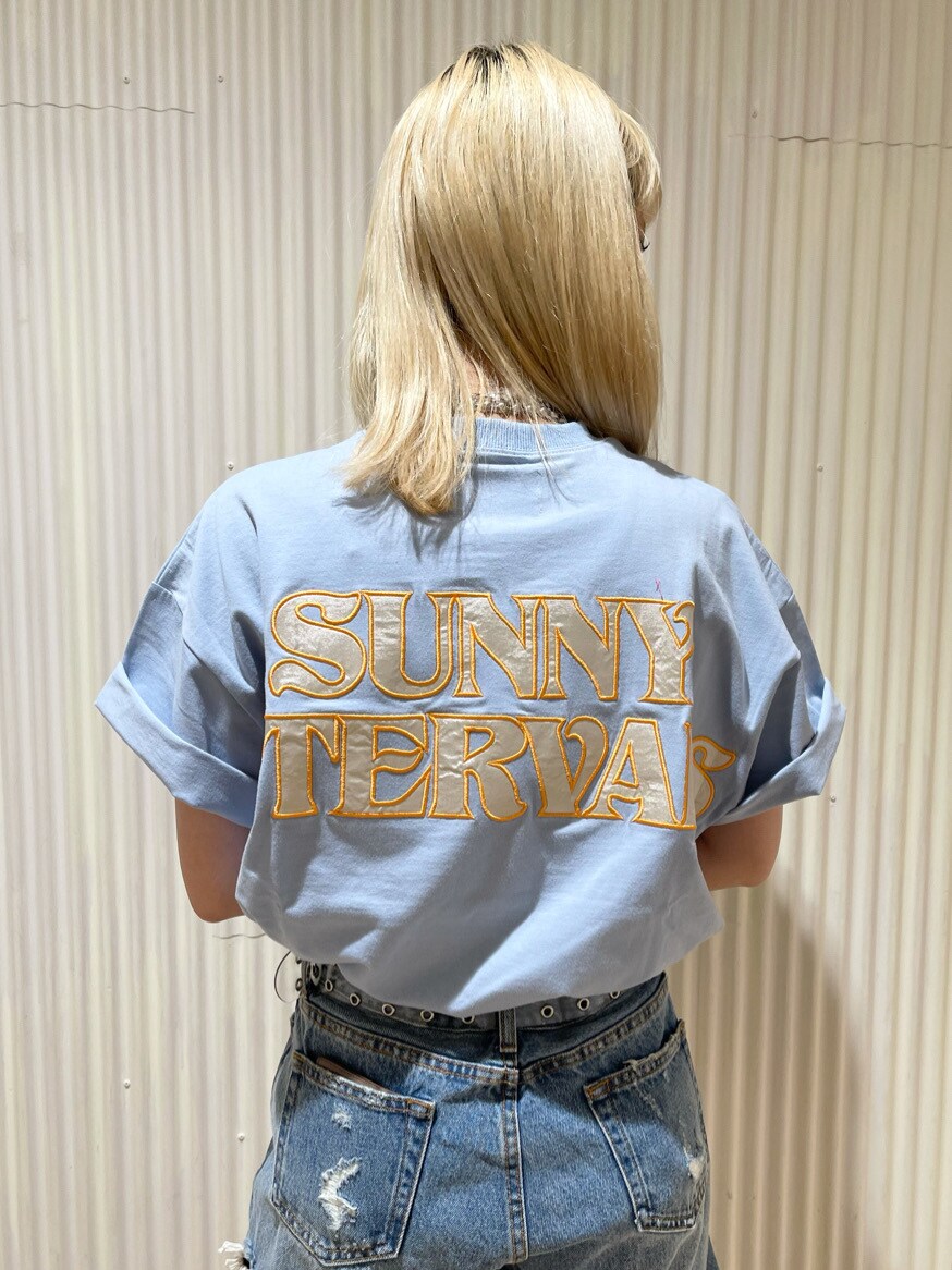 ブルー系のデニムパンツ、ブルー系のTシャツ/カットソー、ブラック系のシャツ/ブラウスを着用したレディースの春コーディネートの6枚目の写真