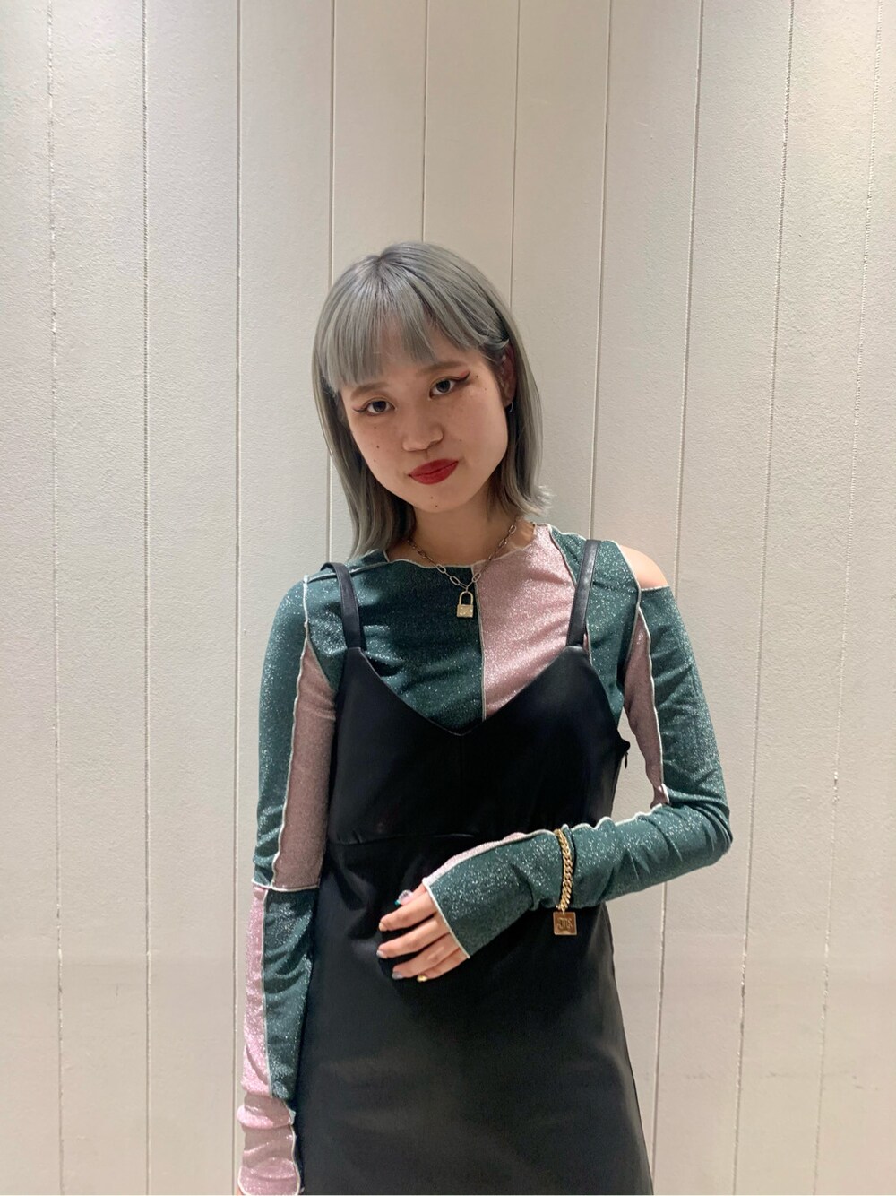 その他のその他パンツ、ブラック系のワンピース、ゴールド系のブレスレットを着用したレディースの秋コーディネートの2枚目の写真