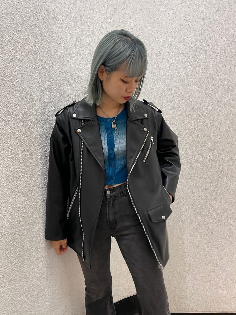 ブラック系のブーツ、ブラック系のライダースジャケット、ブルー系のカーディガン/ボレロを着用したレディースの秋コーディネートの5枚目の写真