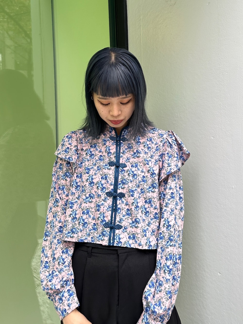 ブラック系のトートバッグ、ブルー系のシャツ/ブラウス、ブラック系のブーツを着用したレディースの秋コーディネートの5枚目の写真