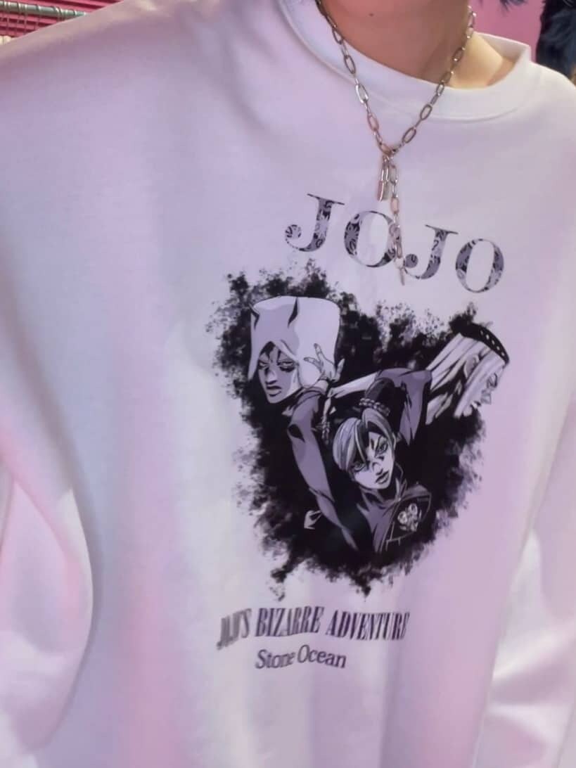 レッド系のスカート、ホワイト系のスウェットを着用したレディースの秋コーディネートの3枚目の写真