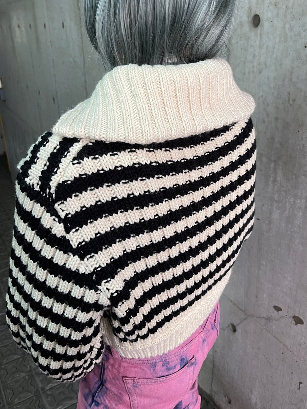 ホワイト系のカーディガン/ボレロ、ホワイト系のTシャツ/カットソー、ピンク系のデニムパンツを着用したレディースの秋コーディネートの7枚目の写真