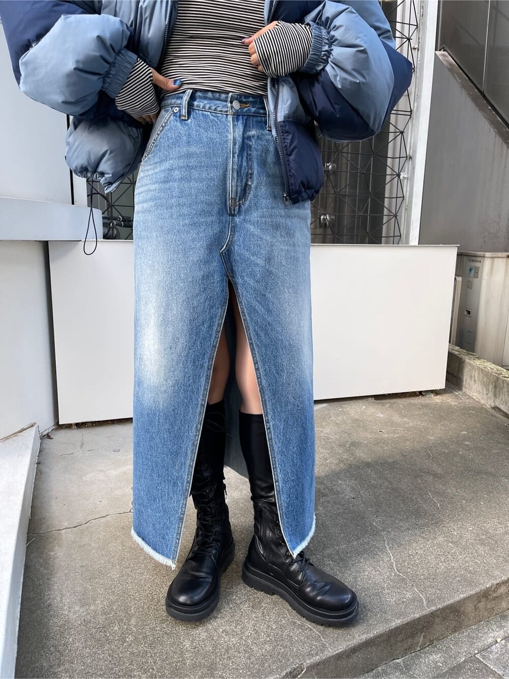 ブルー系のスカート、その他のTシャツ/カットソー、ブラック系のブーツを着用したレディースの秋コーディネートの9枚目の写真