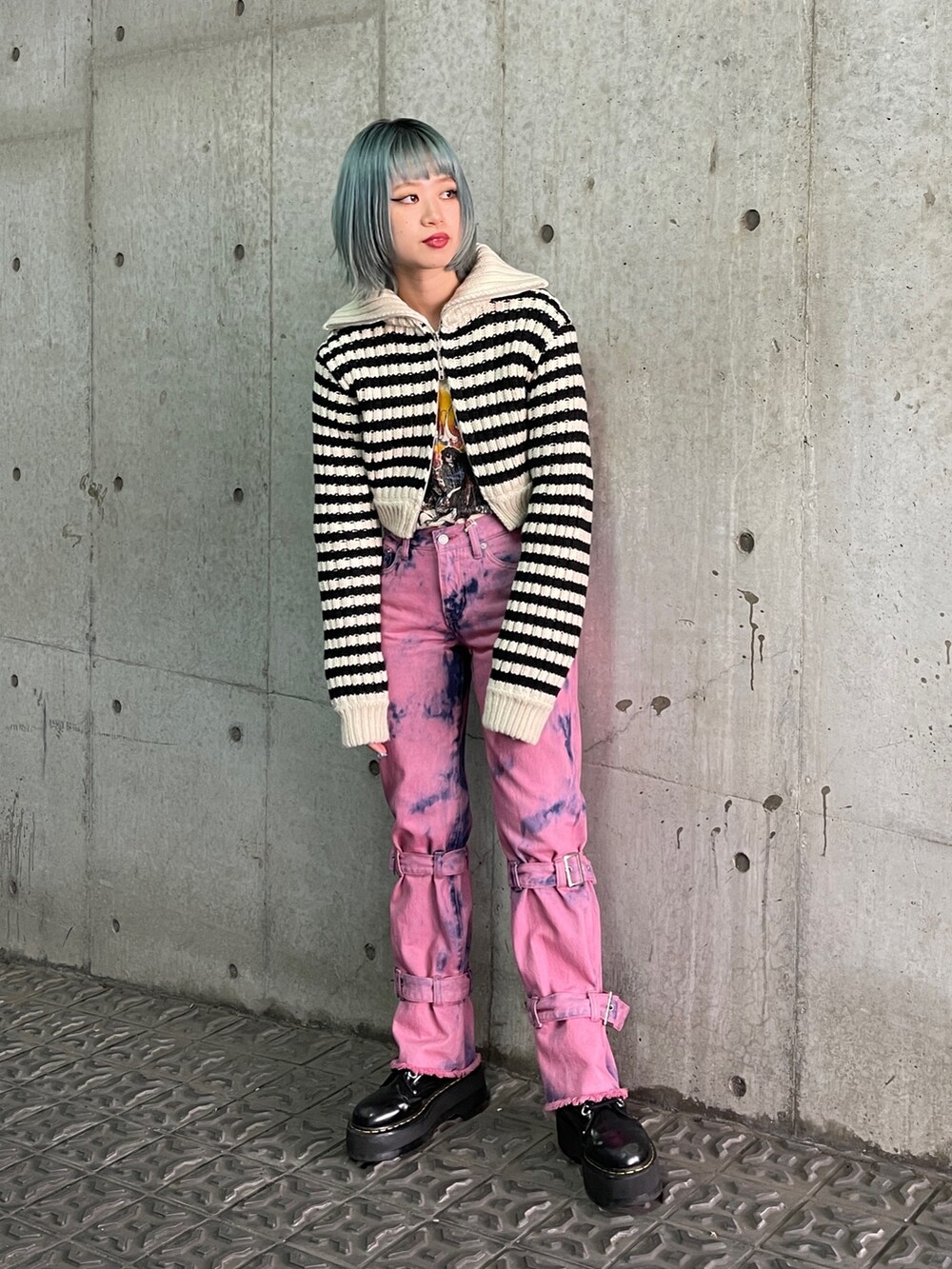 ホワイト系のカーディガン/ボレロ、ホワイト系のTシャツ/カットソー、ピンク系のデニムパンツを着用したレディースの秋コーディネートの3枚目の写真