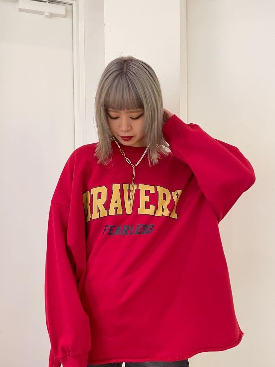 レッド系のスニーカー、ブラック系のデニムパンツ、レッド系のスウェットを着用したレディースの春コーディネートの6枚目の写真