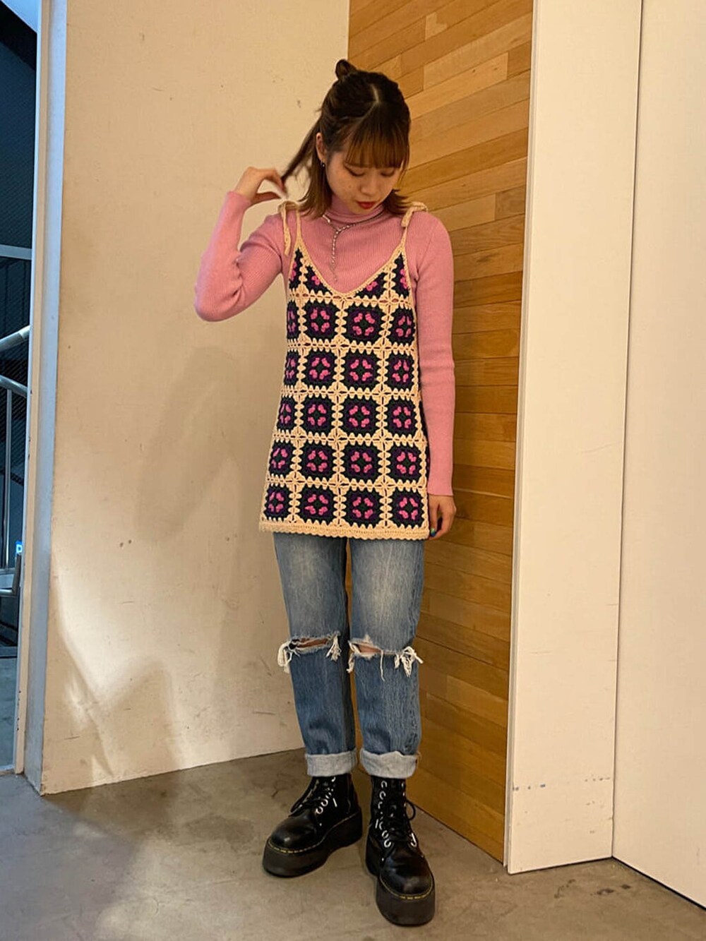 ブルー系のデニムパンツ、ピンク系のニット/セーター、ホワイト系のキャミソールを着用したレディースの冬コーディネートの3枚目の写真