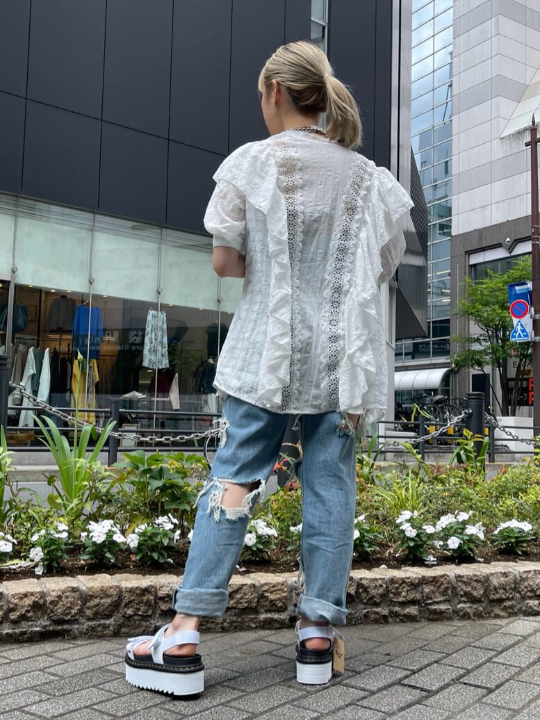 ブルー系のデニムパンツ、ブルー系のキャミソール、ホワイト系のシャツ/ブラウスを着用したレディースの夏コーディネートの3枚目の写真