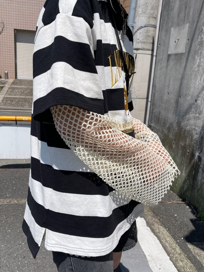 ブラック系のデニムパンツ、ホワイト系のTシャツ/カットソー、ブラック系のTシャツ/カットソーを着用したレディースの春コーディネートの7枚目の写真