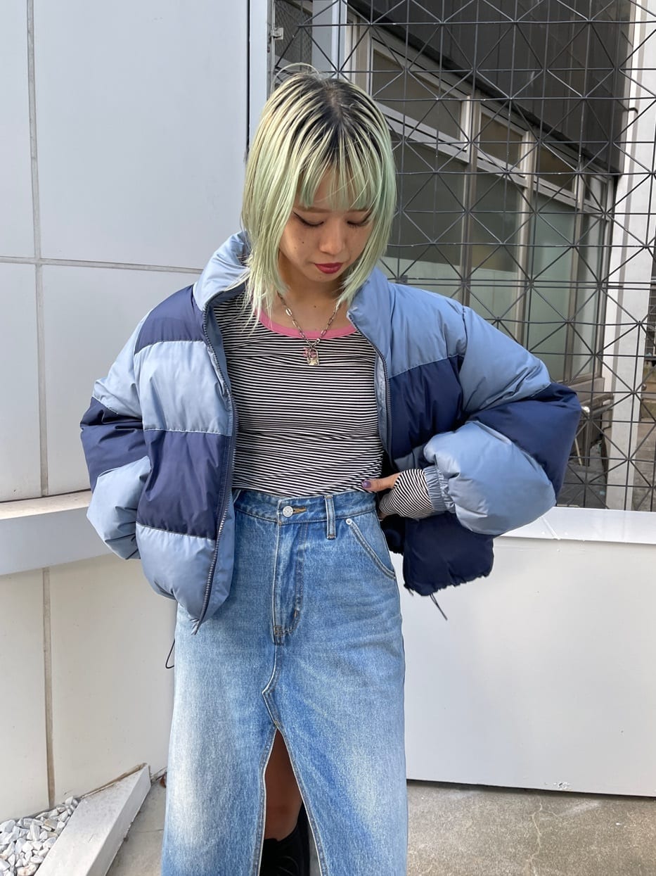 ブルー系のスカート、その他のTシャツ/カットソー、ブラック系のブーツを着用したレディースの秋コーディネートの5枚目の写真