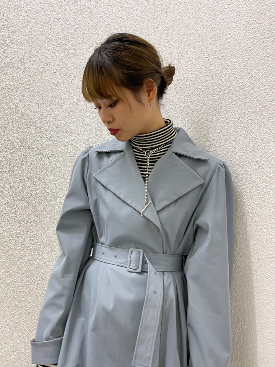 ブルー系のワンピース、ブラック系のブーツ、その他のニット/セーターを着用したレディースの冬コーディネートの5枚目の写真