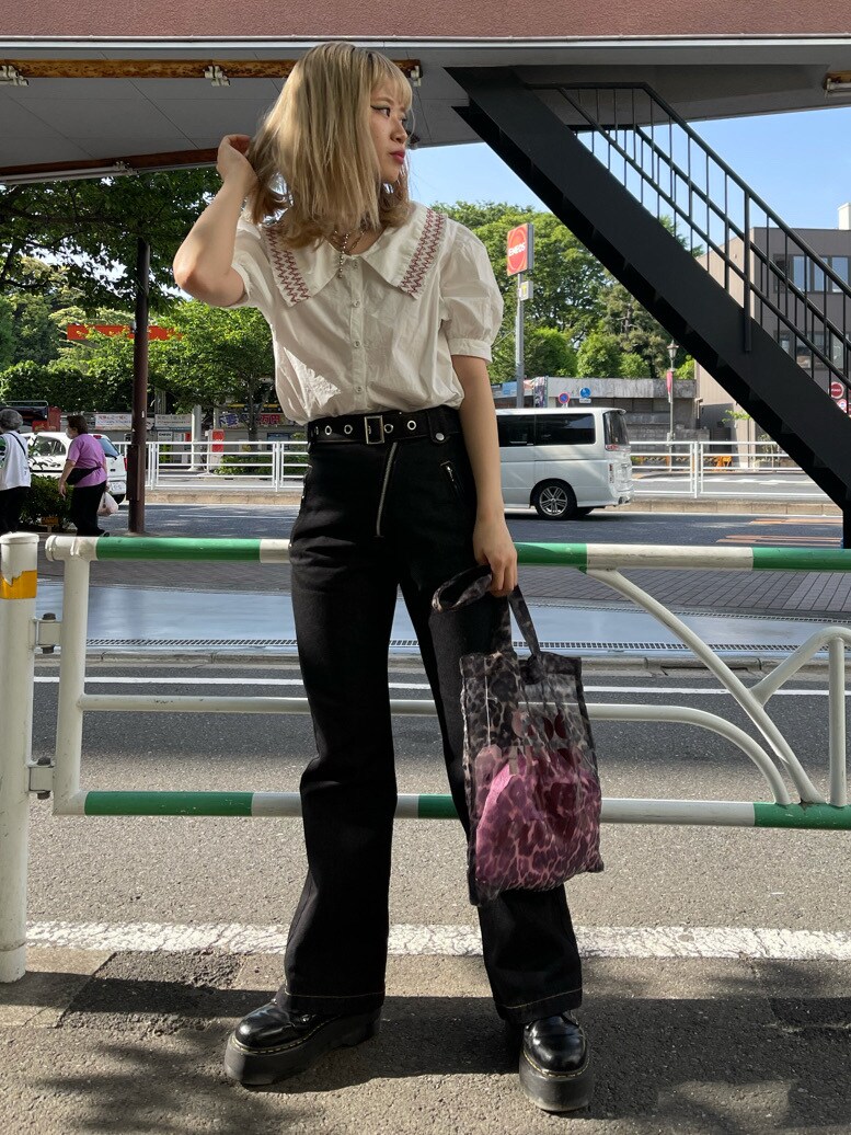 その他のトートバッグ、ホワイト系のシャツ/ブラウス、ブラック系のデニムパンツを着用したレディースの春コーディネートの3枚目の写真