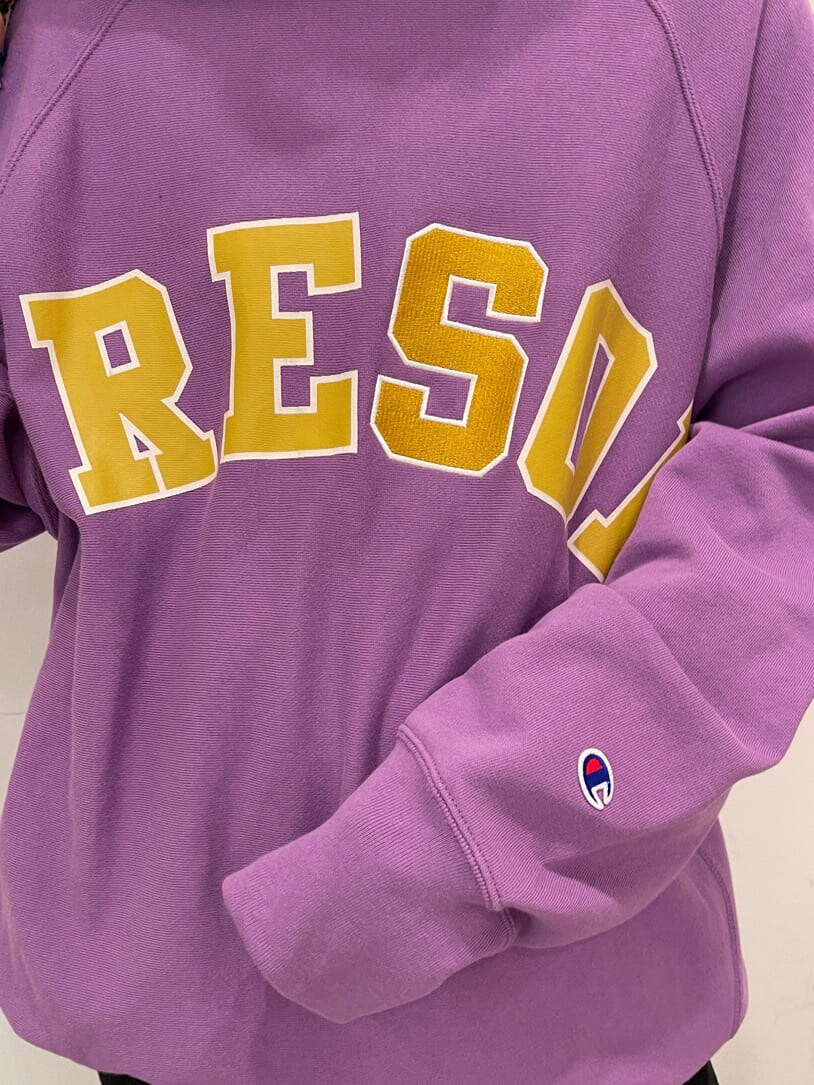 ブラック系のデニムスカート、その他のシャツ/ブラウス、パープル系のスウェットを着用したレディースの秋コーディネートの9枚目の写真