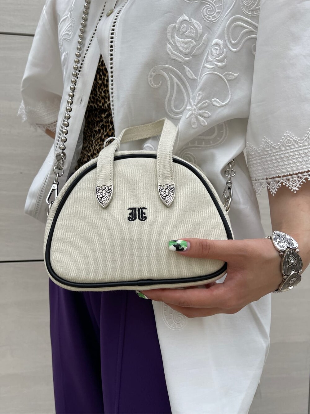 ベージュ系のキャミソール、ホワイト系のシャツ/ブラウス、ブラック系のサンダルを着用したレディースの夏コーディネートの9枚目の写真