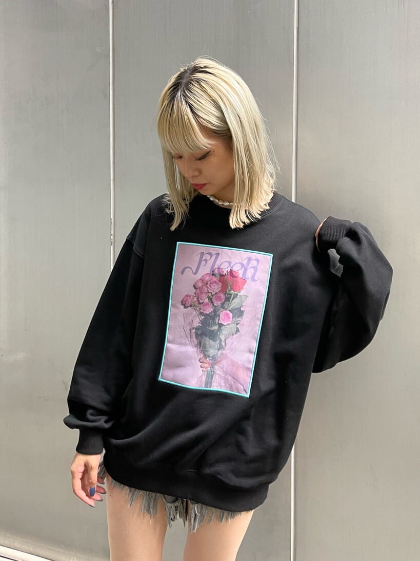 ブラック系のデニムパンツ、ベージュ系のMA-1、ブラック系のブーツを着用したレディースの秋コーディネートの7枚目の写真