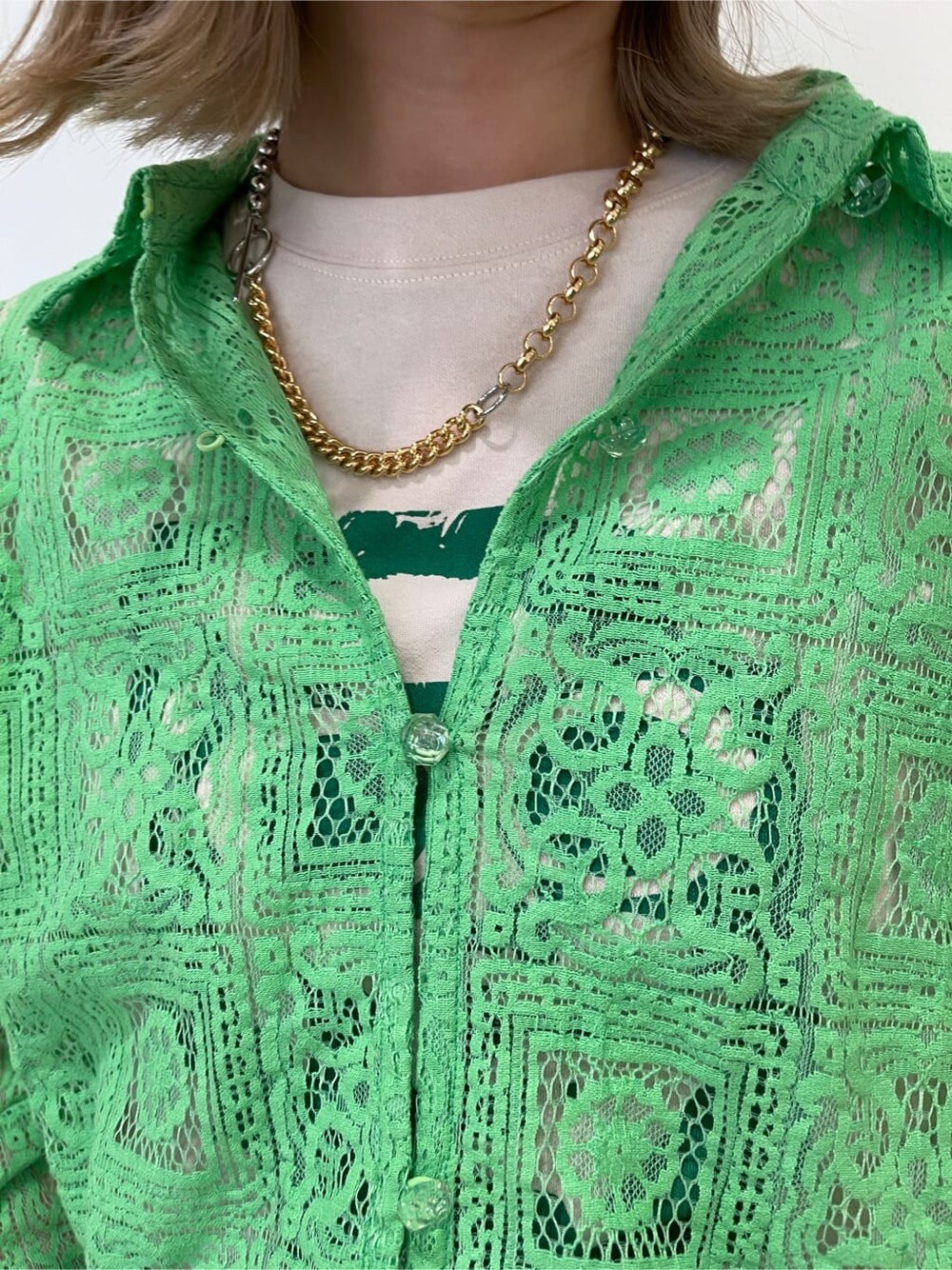 グリーン系のシャツ/ブラウス、ブラック系のデニムパンツ、ホワイト系のTシャツ/カットソーを着用したレディースの春コーディネートの7枚目の写真