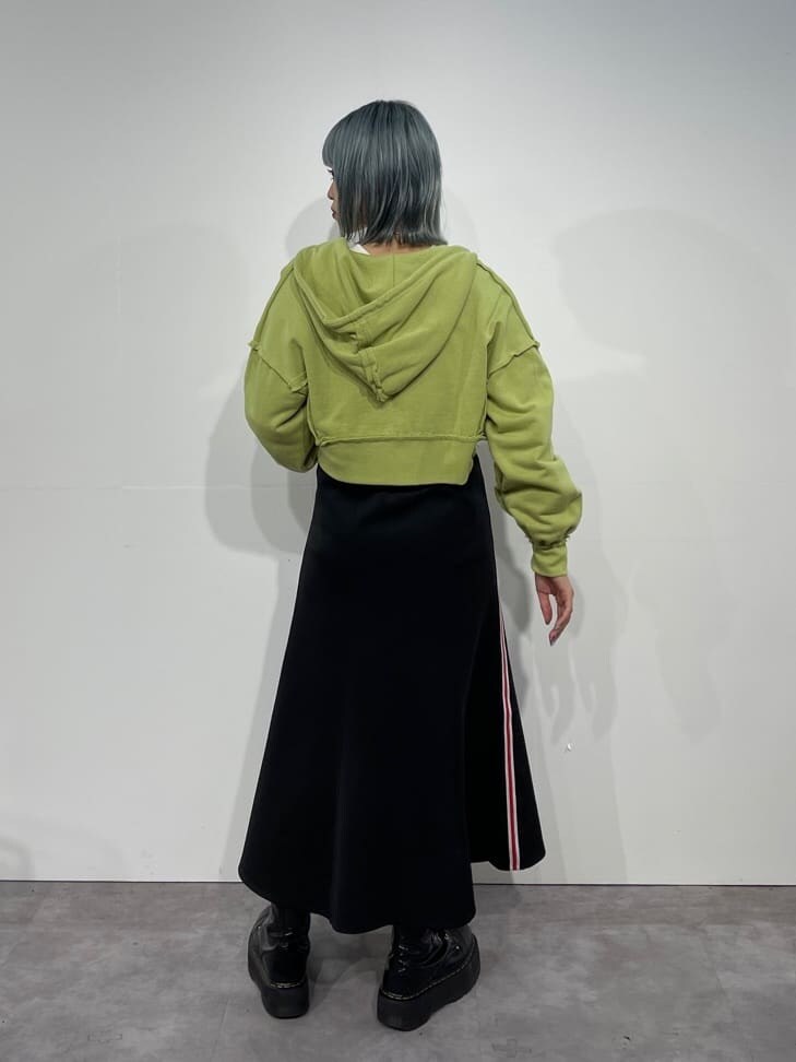 ホワイト系のTシャツ/カットソー、グリーン系のパーカー、レッド系のスカートを着用したレディースの秋コーディネートの2枚目の写真