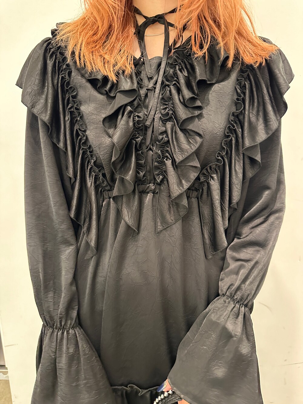 ブラック系のワンピース、ブラック系のハンドバッグ、ブラック系のブーツを着用したレディースの秋コーディネートの8枚目の写真