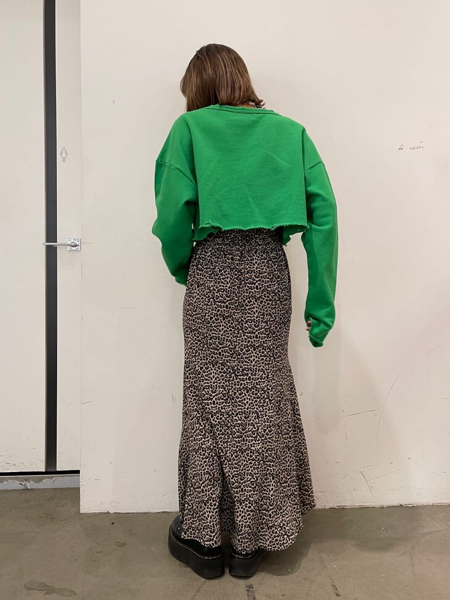 ブラウン系のスカート、グリーン系のTシャツ/カットソーを着用したレディースの冬コーディネートの3枚目の写真