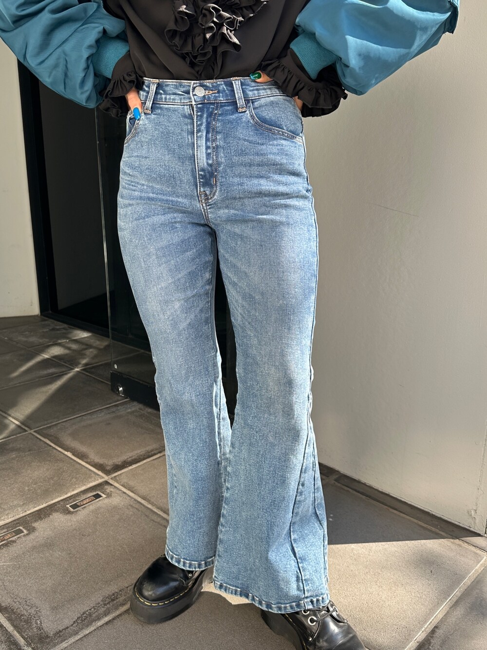 ブラック系のシャツ/ブラウス、ブルー系のMA-1、ブルー系のデニムパンツを着用したレディースの冬コーディネートの8枚目の写真