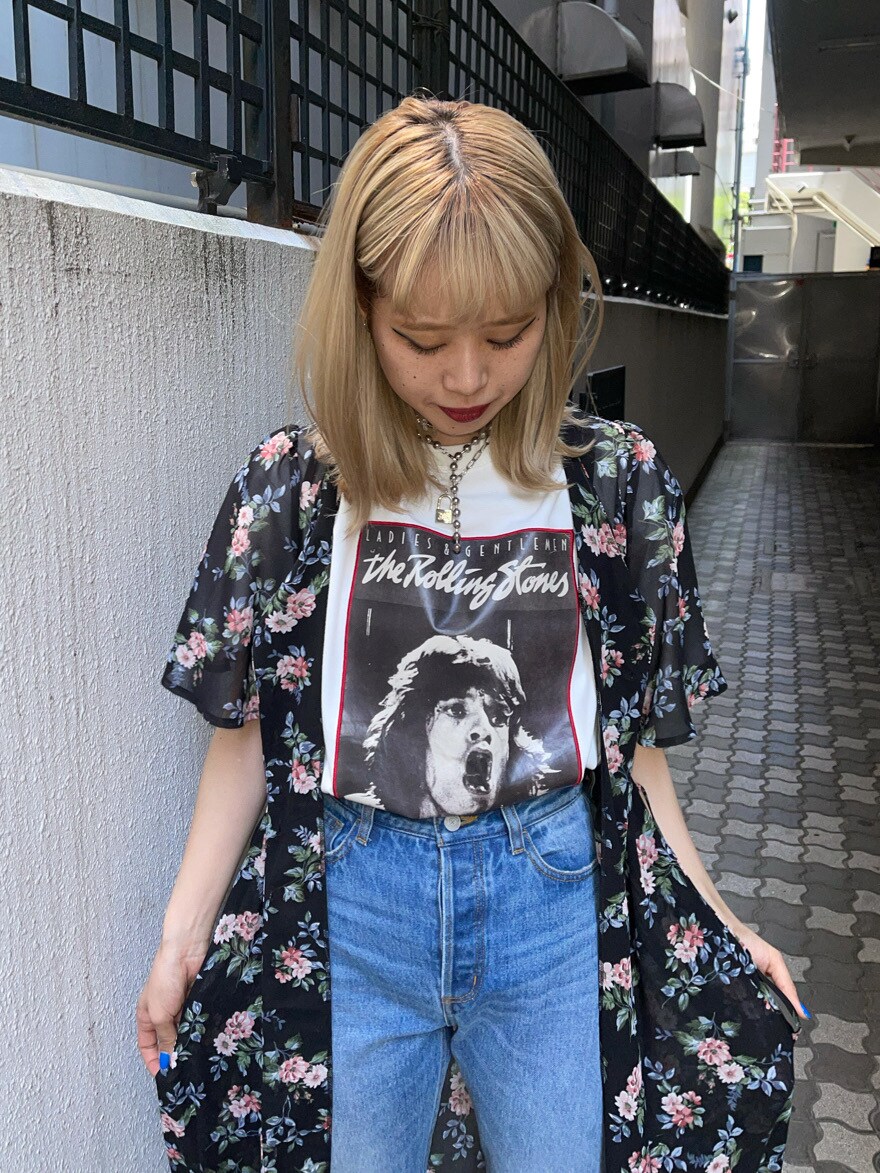 ホワイト系のTシャツ/カットソー、ブラック系のワンピース、ブルー系のデニムパンツを着用したレディースの春コーディネートの5枚目の写真