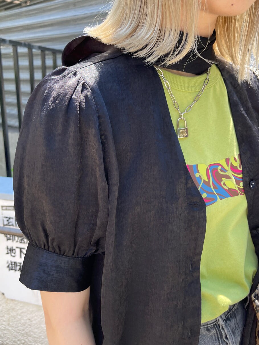 ブラック系のブーツ、その他のトートバッグ、グリーン系のTシャツ/カットソーを着用したレディースの春コーディネートの8枚目の写真