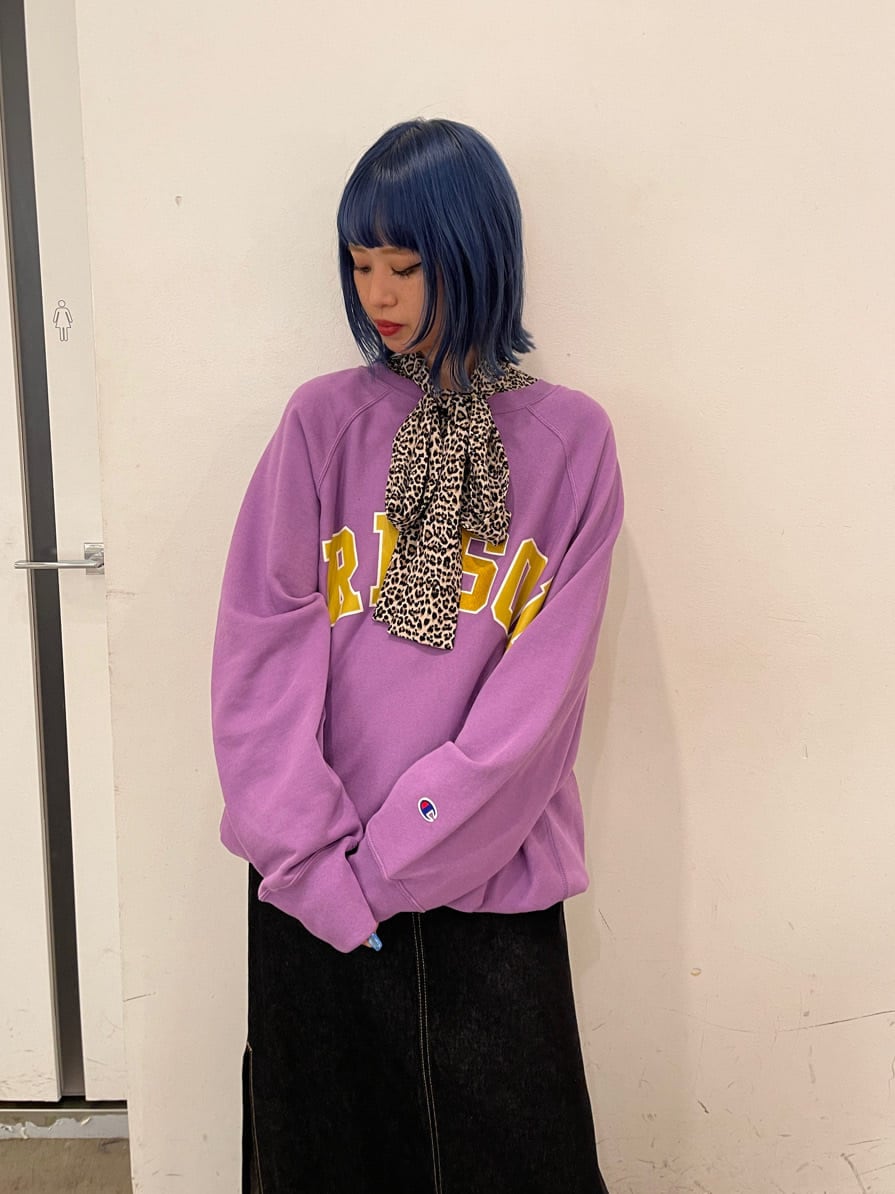 ブラック系のデニムスカート、その他のシャツ/ブラウス、パープル系のスウェットを着用したレディースの秋コーディネートの6枚目の写真