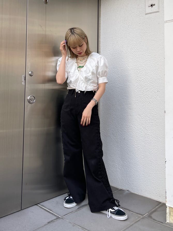 ブラック系のデニムパンツ、ホワイト系のTシャツ/カットソー、ホワイト系のシャツ/ブラウスを着用したレディースの春コーディネートの4枚目の写真