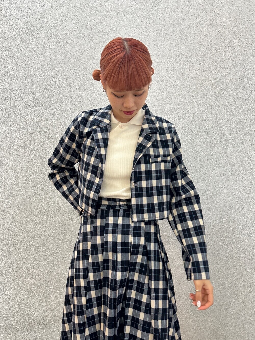 その他のテーラードジャケット、ホワイト系のポロシャツ、その他のスカートを着用したレディースの冬コーディネートの7枚目の写真