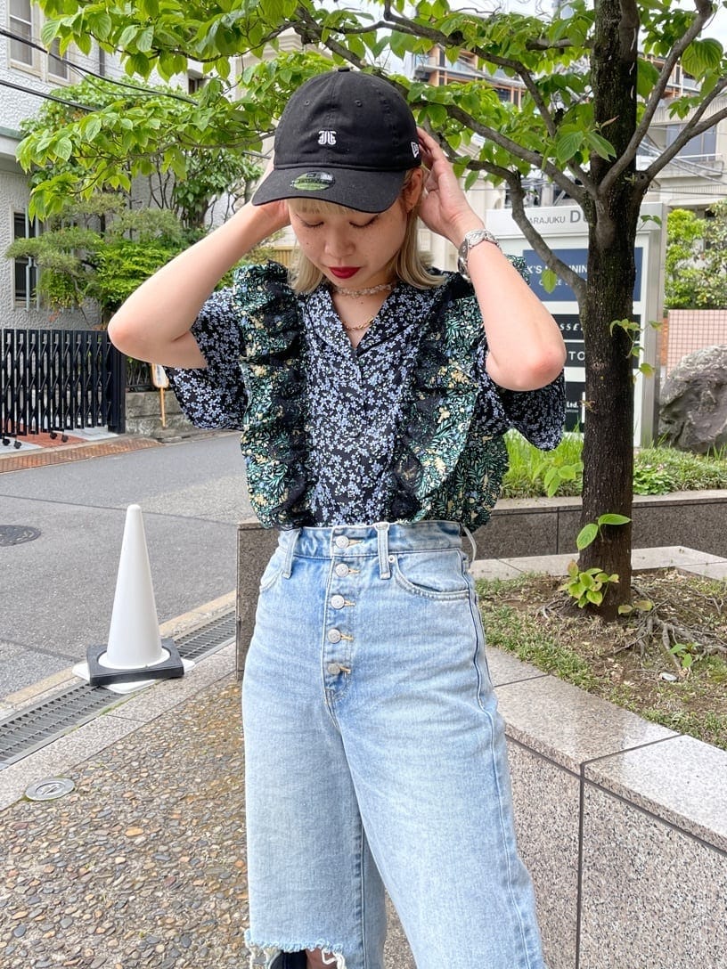 ブルー系のデニムパンツ、ブラック系のその他シューズ、その他のシャツ/ブラウスを着用したレディースの春コーディネートの6枚目の写真