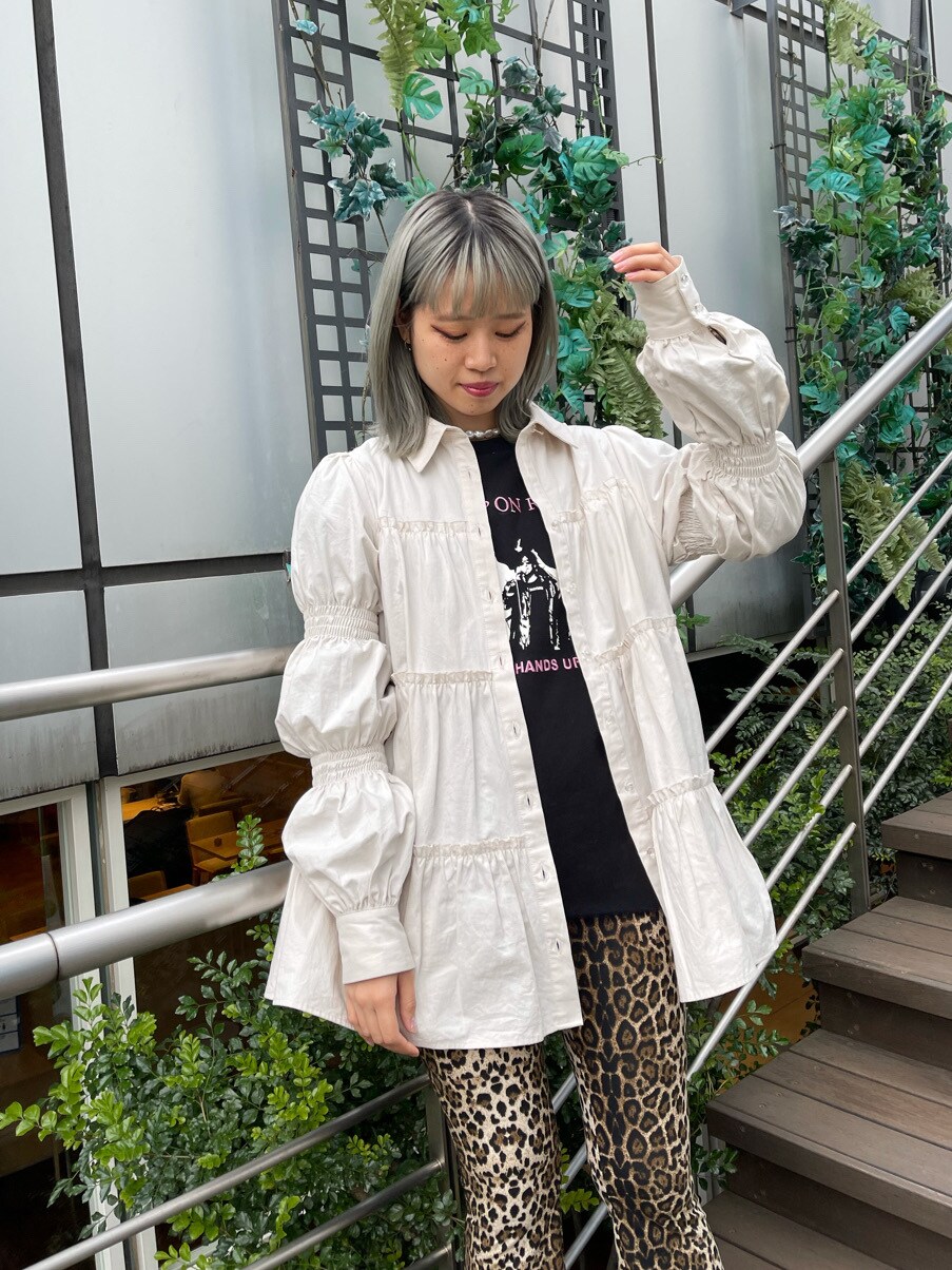 ベージュ系のその他パンツ、ホワイト系のシャツ/ブラウス、ブラック系のスウェットを着用したレディースの冬コーディネートの3枚目の写真