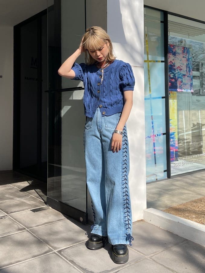 その他のTシャツ/カットソー、ブルー系のニット/セーター、ブルー系のデニムパンツを着用したレディースの春コーディネートの3枚目の写真